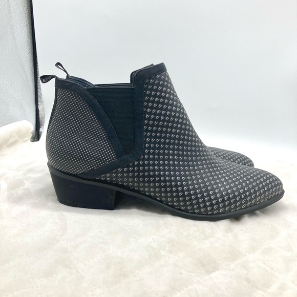 Women’s Beta Brand Tennis Western Pull On Ankle Boots - Picture 4 of 16